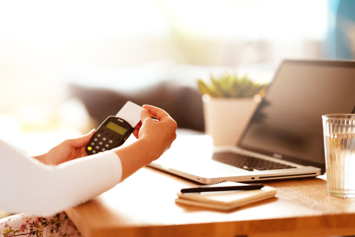 woman-pinpad-laptop